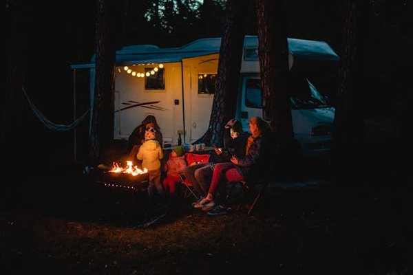 Comment choisir une tente adaptée pour un camping familial en forêt tempérée?