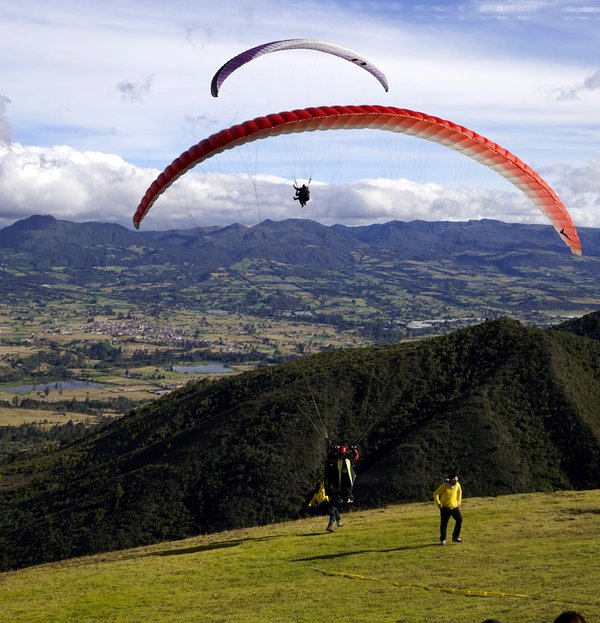Comment organiser un camping pour une expédition de parapente dans les Alpes suisses?
